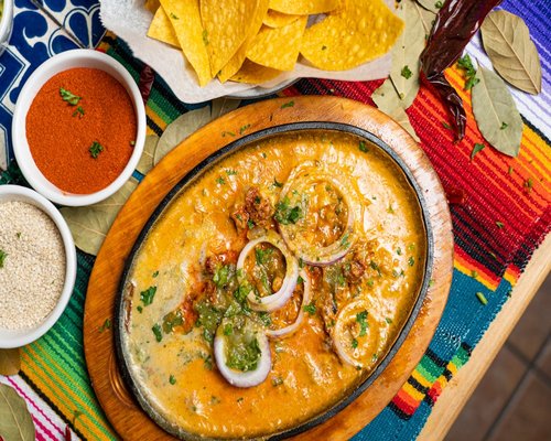 A colorful plate of traditional Colombian food with vegetables